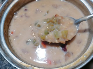 15、牛奶燕麦粥,加入葡萄干搅拌均匀