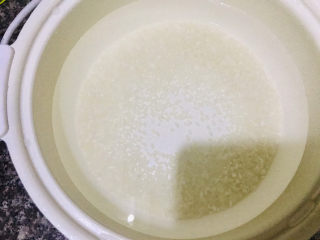 2、紫薯银耳粥,洗一点大米，倒入锅中先煮粥