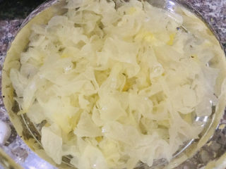 8、紫薯银耳粥,银耳泡发后撕成小块