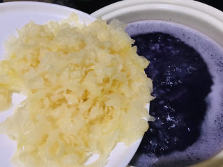 9、紫薯银耳粥,撕得尽量小一点