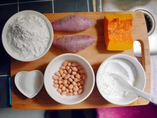 1、紫薯南瓜糯米糕,准备食材。糯米粉与粘米粉，我用的比例是3:1。