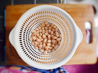 2、紫薯南瓜糯米糕,先将花生米洗净，放一边晾干。