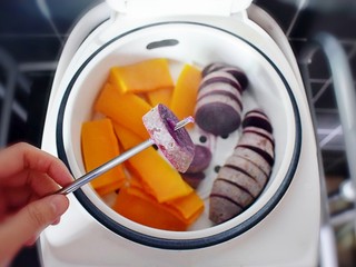 4、紫薯南瓜糯米糕,直到用筷子可以轻松的穿透比较大和厚的块，即可。