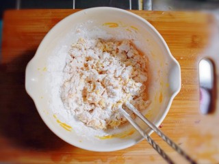 8、紫薯南瓜糯米糕,倒入糯米粉和粘米粉，搅拌成絮状。