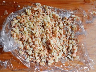 12、紫薯南瓜糯米糕,花生碎就做好了。