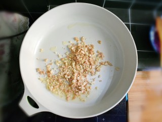 14、紫薯南瓜糯米糕,油烧热后，倒入花生碎。