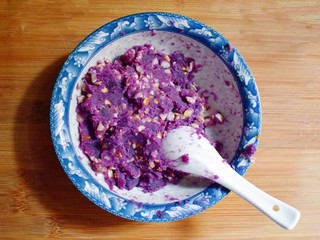 18、紫薯南瓜糯米糕,倒入碗中，将紫薯泥与花生碎充分混合。