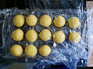 20、紫薯南瓜糯米糕,将饧好的面团，取约30g的面剂子，揉成球，用保鲜膜盖起来。