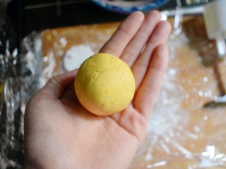 23、紫薯南瓜糯米糕,揉成光滑的球。