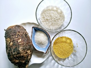 1、香芋双米粥,准备材料:芋头，小米，白米，糖（喜欢咸食的也可以换成盐）