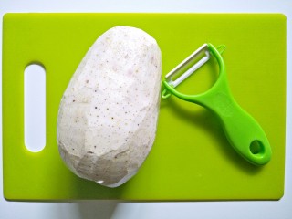 4、香芋双米粥,芋头去皮（去皮的时候带个手套，以防芋芋皮的黏液会对皮肤黏膜产生过敏）