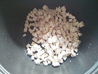 6、香芋双米粥,把芋头倒入电饭锅中