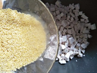 7、香芋双米粥,再倒入泡好的小米