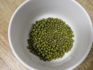 1、绿豆小米粥,一小把绿豆。