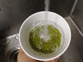 2、绿豆小米粥,清水洗干净。