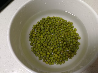 3、绿豆小米粥,冷水泡上一晚（夏天放入冰箱冷藏）