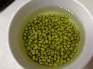 4、绿豆小米粥,泡好的绿豆变大了一圈。