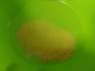 6、绿豆小米粥,清水洗净。