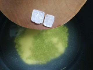 8、绿豆小米粥,放入两粒冰糖（喜欢甜味可以再加几粒）