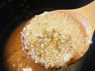 10、绿豆小米粥,绿豆已经开花了。