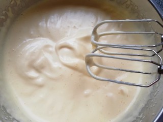 2、双色甜甜圈,用电动打蛋器打发至，提起打蛋器随意画图案不易消失。