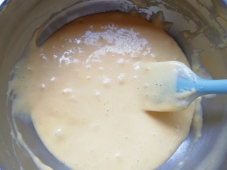 4、双色甜甜圈,加入玉米油翻拌均匀。