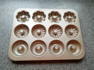 7、双色甜甜圈,甜甜圈模具里面抹上一层黄油。