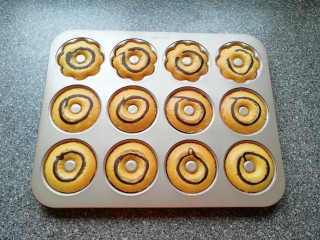 12、双色甜甜圈,出炉。