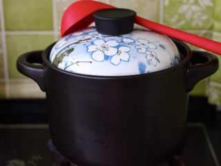 3、紫薯百合冰糖粥,盖上沙锅盖子，用小火继续慢慢炖煮10分钟后。