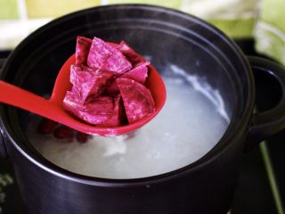 5、紫薯百合冰糖粥,再加入用刀切块的紫薯。