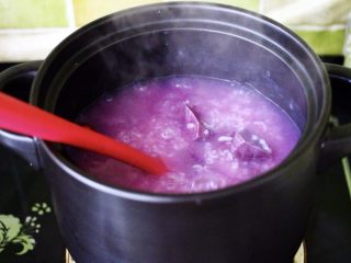 8、紫薯百合冰糖粥,再继续小火慢慢炖至到全部黄冰糖融化后。