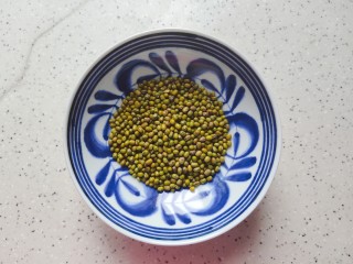 1、绿豆小米粥,准备好绿豆50g
