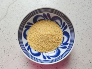 2、绿豆小米粥,准备好小米50g