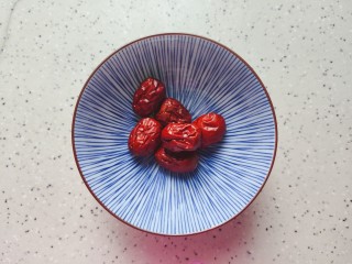 3、绿豆小米粥,准备好红枣六粒