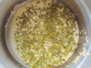 4、绿豆小米粥,将绿豆和小米淘洗干净,放入高压锅内