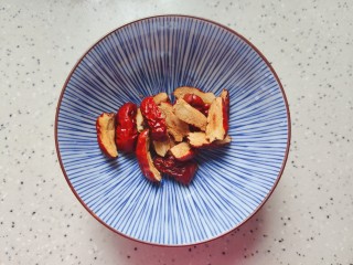 5、绿豆小米粥,红枣冲洗一下,去核,剪碎