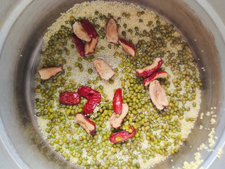 6、绿豆小米粥,将处理好之后的红枣也一并放入高压锅内