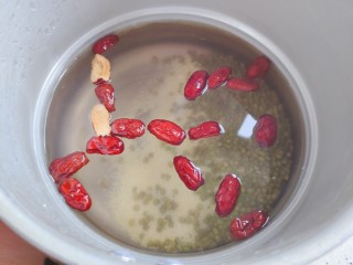 7、绿豆小米粥,加适量清水,我加了锅体的二分之一