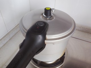 8、绿豆小米粥,高压锅盖上锅盖,搁置炉火上,大火开煮