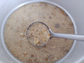 11、绿豆小米粥,开小火,搅拌至冰糖融化,即可