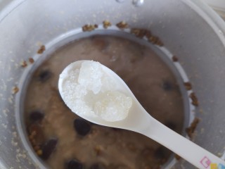 10、绿豆小米粥,煮好之后,待可以打开锅盖,加适量冰糖(如果你不喜欢吃甜的,这一步可以省略)