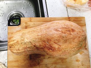 1、咸味南瓜饼,取一个南瓜。