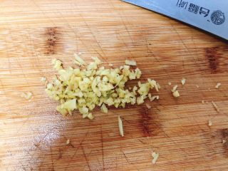 6、咸味南瓜饼,取1片姜切成末，切的越碎越好。