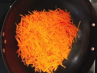 8、咸味南瓜饼,倒入南瓜丝翻炒1分钟后加80克的水。