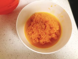 11、咸味南瓜饼,将炒好的南瓜装碗里凉至40～50度不烫手的状态。