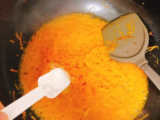 9、咸味南瓜饼,炒至软嫩后加入1勺半的盐、半勺糖。