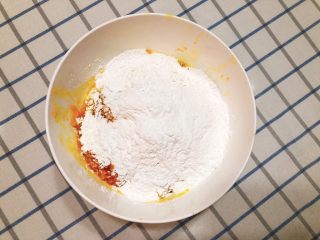 12、咸味南瓜饼,倒入中筋面粉和水磨糯米粉，不用再额外加水进去。