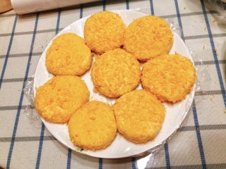 17、咸味南瓜饼,将南瓜饼全部做好，放冰箱冷冻2小时后就硬了。