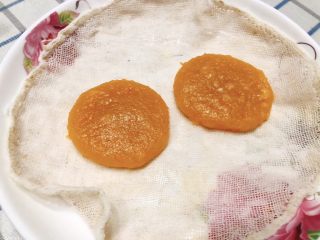 20、咸味南瓜饼,蒸好的南瓜饼，一样很香很好吃，美味不上火。