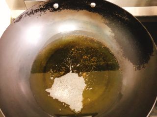 21、咸味南瓜饼,还可以炸着吃。锅里倒入1碗油，大火烧至冒泡。